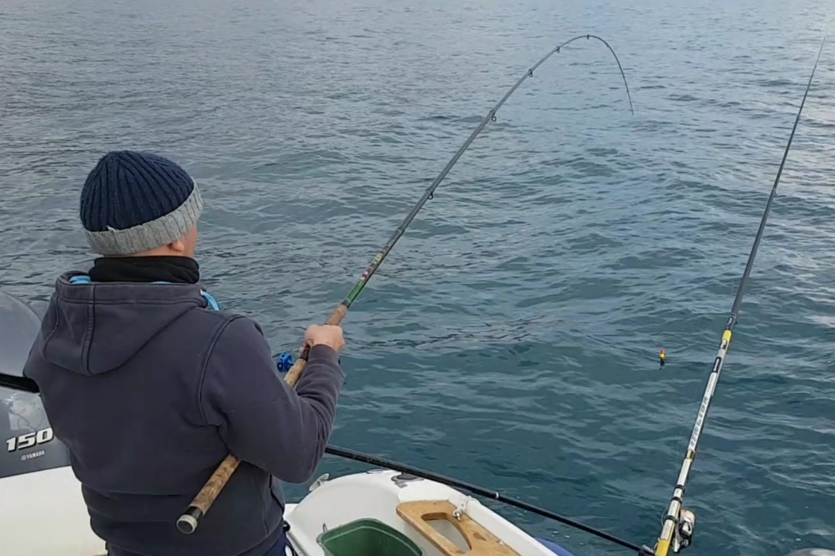 Il momento in cui la canna si flette vistosamente dopo che il pesce ha abboccato. In questo caso il pescatore sta utilizzando la tecnica detta bolognese.