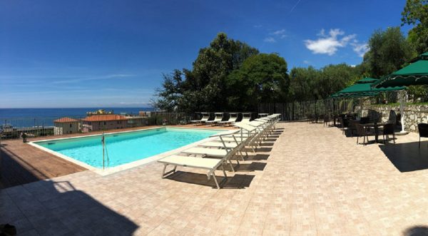 Hotel Mediterraneo piscina