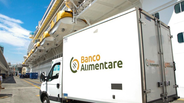 Il camion del Banco Alimentare attende i contenitori sotto bordo di Costa Diadema