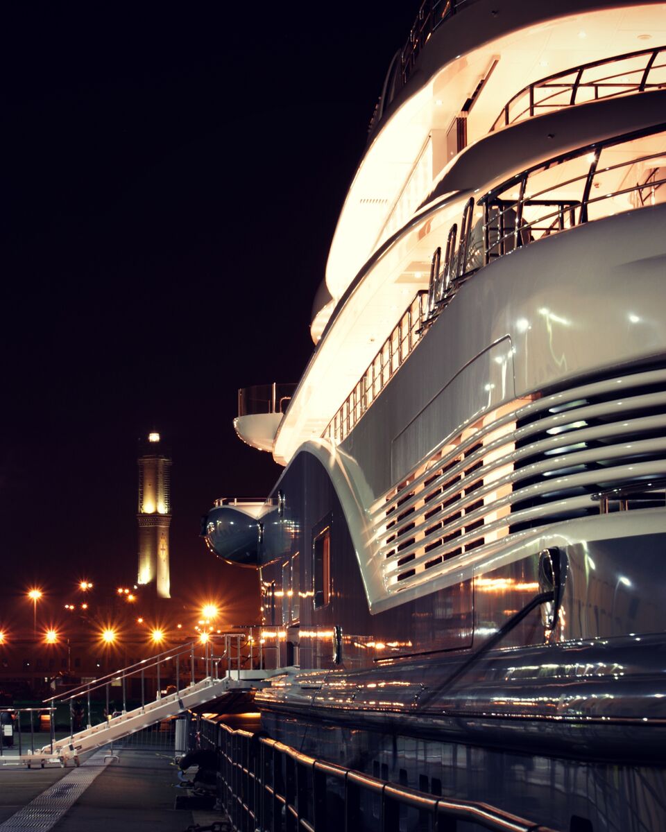 Radiant 110 immortalato da  The Amazing Yacht a Genova con la Lanterna sullo sfondo