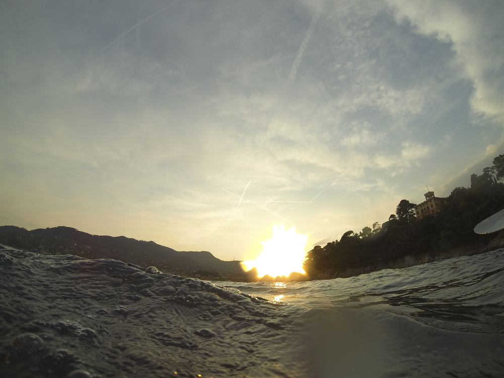 In kayak al tramonto: il sole scende all'orizzonte