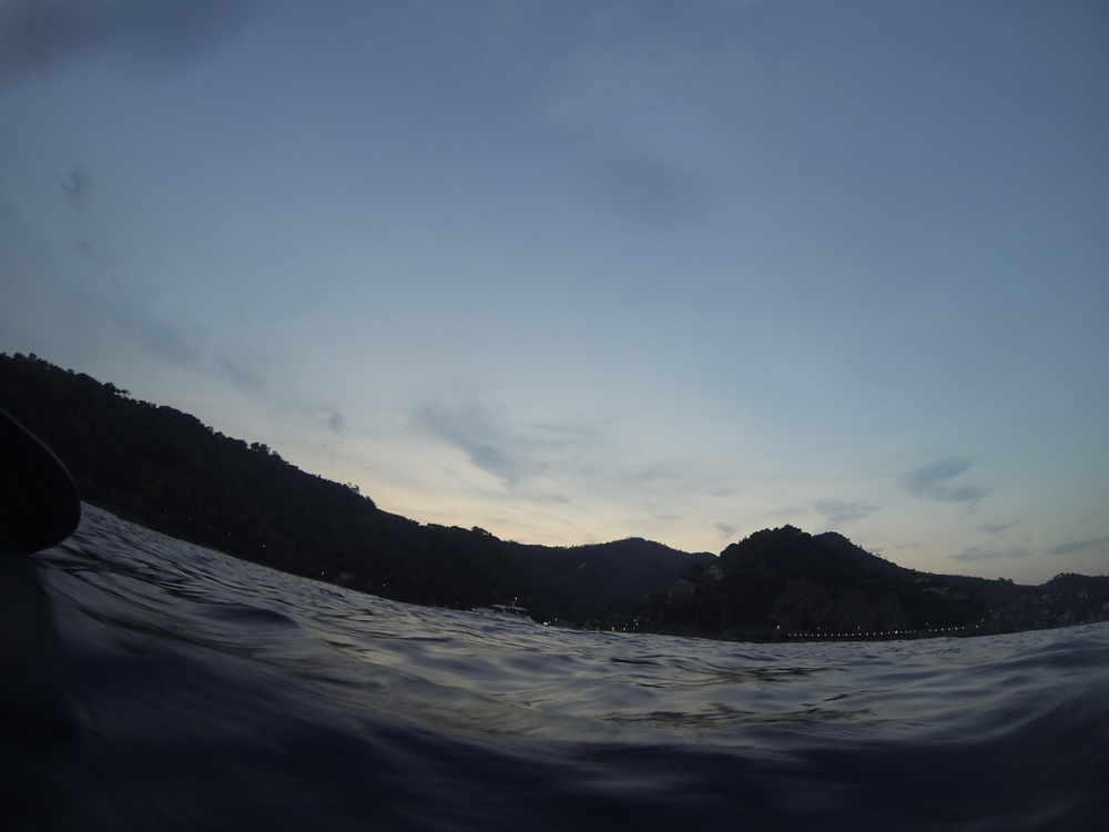 In kayak al tramonto: costa ligure sullo sfondo