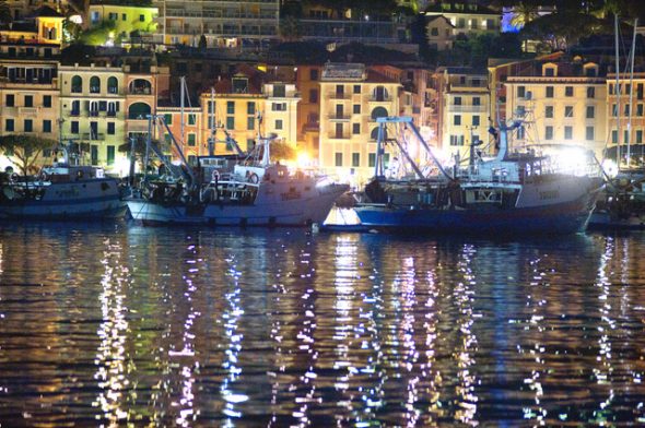 foto di Nadia Scanziani dei pescherecci di notte a Santa Margherita Ligure tratta dal suo reportage fotografico Vita sul peschereccio