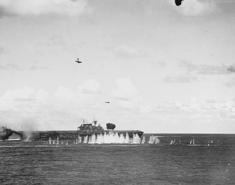 portaerei Hornet - Japanese_aircraft_attack_USS_Hornet_(CV-8)_during_the_Battle_of_the_Santa_Cruz_Islands_on_26_October_1942 wikipedia