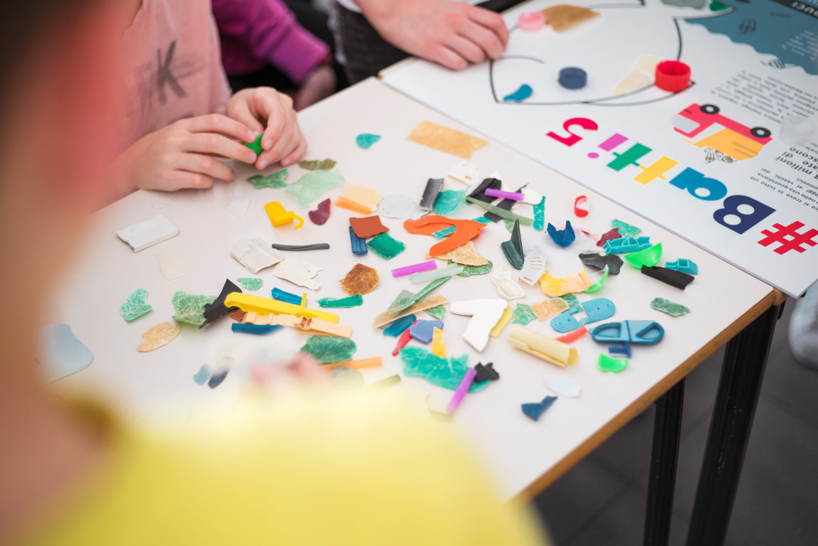 i bambini dopo avere raccolto i pezzi in spiaggia realizzano nel laboratorio artistico dei pannelli educativi per sensibilizzare gli adulti