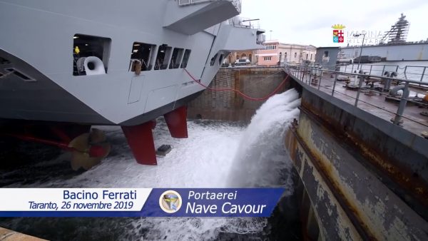 Nave Cavour esce dal bacino
