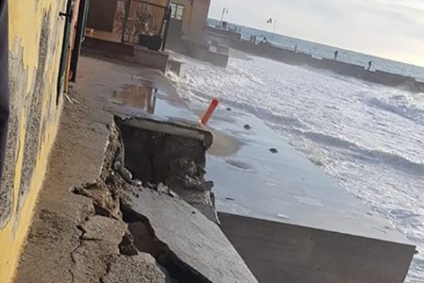 La mareggiata ha danneggiato le fondamenta di alcune case di Varigotti