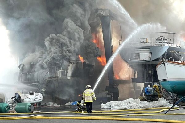 incendio distrugge due superyacht